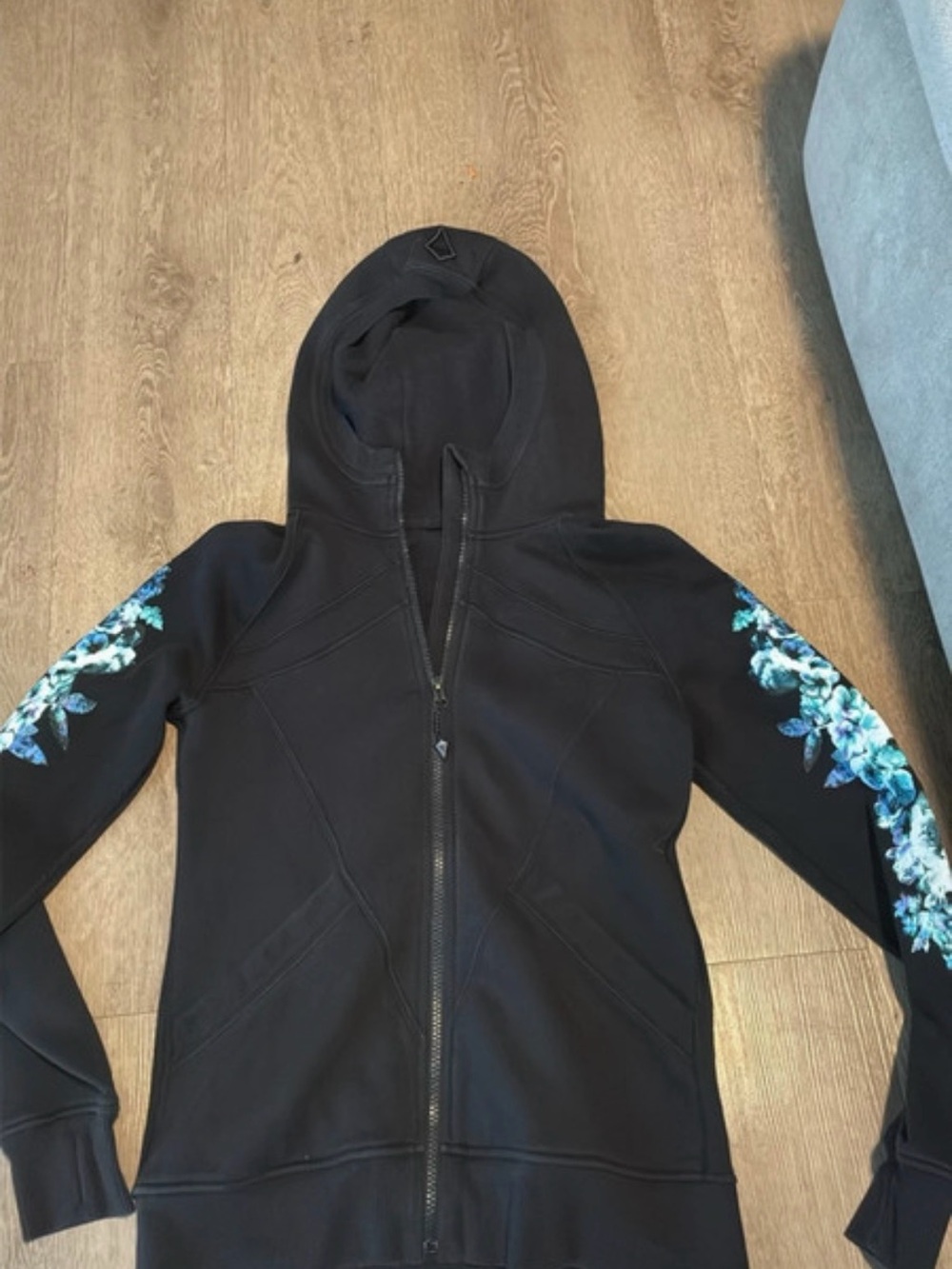 Ivivva by Lululemon Zip Hoodie 14
Floral Sleeve Black Blue Girls Fits
XS/S Women